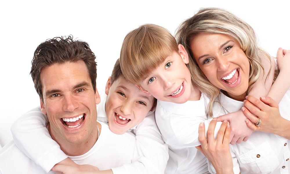 Familia con sonrisas saludables