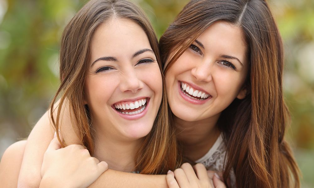 Amigas sonriendo