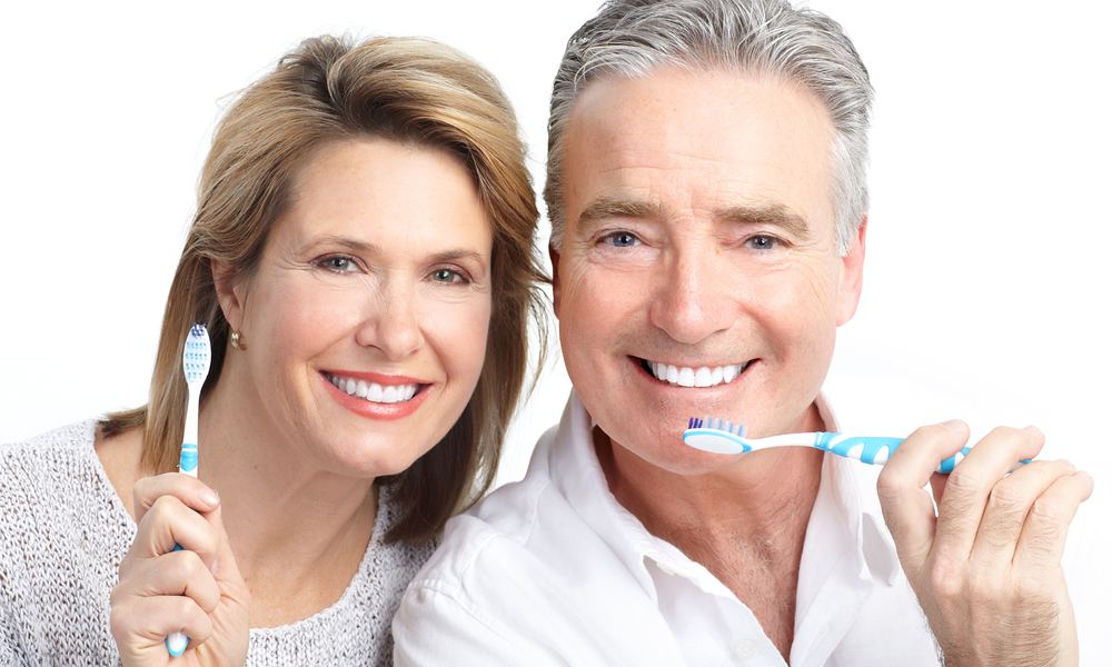 Pareja cuidando su salud dental